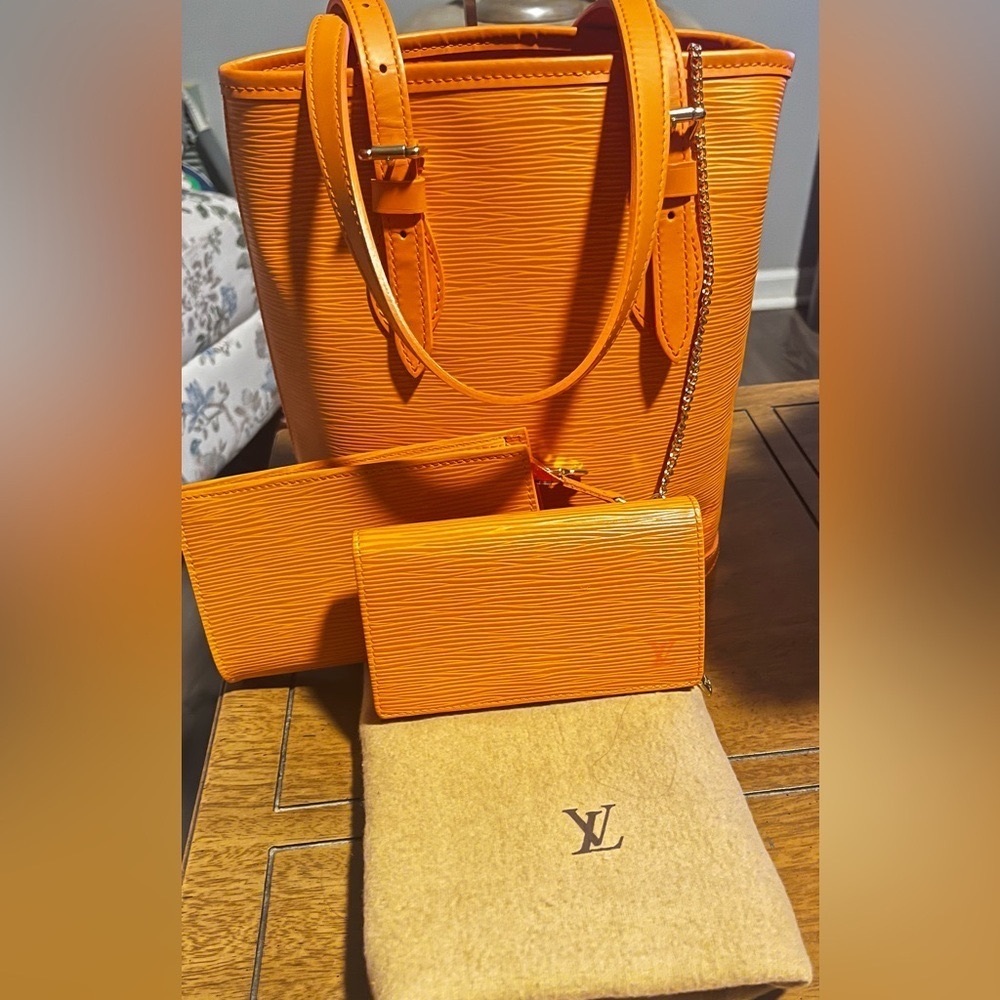 Louis Vuitton epi leather bucket pm
With pouch and wallet